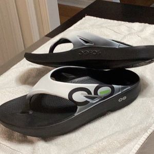 Oofos sandals EUC size 43 or men’s 10 or women’s 12